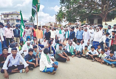 ಹಾನಗಲ್ಲ ತಾಲೂಕಿನ ಆಡೂರು ಗ್ರಾಮದಲ್ಲಿ ಜೆಡಿಎಸ್ ಕಾರ್ಯಕರ್ತರು, ರೈತರು ಪ್ರತಿಭಟನೆ ನಡೆಸಿದರು. ಮೂಕಪ್ಪ ಪಡೆಪ್ಪನವರ, ಮುತ್ತಪ್ಪ ಪವಾಡಿ, ಬಸವರಾಜ ಮಲ್ಲಾಡದ, ಶೇಖರಯ್ಯ ಹಿರೇಮಠ ಇತರರಿದ್ದರು.