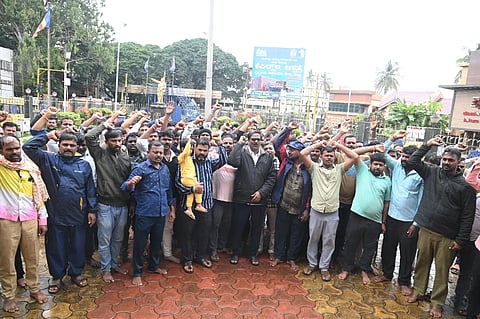 decision ವಾಯವ್ಯ ಸಾರಿಗೆ ಸಂಸ್ಥೆಯಲ್ಲಿ ಬಾಕಿ ಉಳಿದಿರುವ 814 ಚಾಲಕ ಮತ್ತು ನಿರ್ವಾಹಕ ಹುದ್ದೆಗಳನ್ನು ಭರ್ತಿ ಮಾಡಿಕೊಳ್ಳುವಂತೆ ಆಗ್ರಹಿಸಿ ಉದ್ಯೋಗಾಕಾಂಕ್ಷಿಗಳು ಸಾಮಾಜಿಕ ಹೋರಾಟಗಾರ ಸುಭಾಷಸಿಂಗ್ ಜಮಾದಾರ ನೇತೃತ್ವದಲ್ಲಿ ಹುಬ್ಬಳ್ಳಿಯ ಅಂಬೇಡ್ಕರ ಸರ್ಕಲ್​ನಲ್ಲಿ ಪ್ರತಿಭಟನೆ ನಡೆಸಿದರು