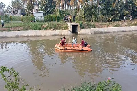ಅಬ್ಬಲಗೆರೆ ಸಮೀಪ ತುಂಗಾ ಚಾನೆಲ್‌ನಲ್ಲಿ ಶೋಧ ಕಾರ್ಯ ನಡೆಸಿದ ಅಗ್ನಿಶಾಮಕ ದಳದ ಸಿಬ್ಬಂದಿ.