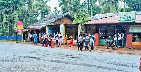 ಯಲ್ಲಾಪುರ ತಾಲೂಕಿನ ಉಪಳೇಶ್ವರ ಬಳಿ ಬಸ್​ಗಾಗಿ ಕಾಯುತ್ತಿರುವ ವಿದ್ಯಾಥಿರ್ಗಳು.