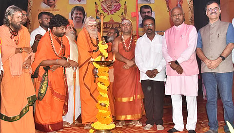 ಅಖಿಲ ಕರ್ನಾಟಕ ವಿಶ್ವಕರ್ಮ ಮಹಾಸಭೆಯಿಂದ ಆಯೋಜಿಸಿದ್ದ ಮಕ್ಕಳ ಪ್ರತಿಭಾ ಪುರಸ್ಕಾರ ಕಾರ್ಯಕ್ರಮವನ್ನು ನೊಣವಿನಕೆರೆ ಶ್ರೀ ಕರಿವೃಷಣ ದೇಶೀಕೇಂದ್ರ ಶಿವಯೋಗೀಶ್ವರ ಸ್ವಾಮೀಜಿ ಉದ್ಘಾಟಿಸಿದರು. ಕೆ.ಪಿ.ನಂಜುಂಡಿ, ಎಸ್.ಟಿ.ಸೋಮಶೇಖರ್, ರವಿ ಹೆಗಡೆ ಮತ್ತಿತರರಿದ್ದರು. 