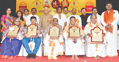 ಕೆ. ಆರ್​. ರಸ್ತೆಯ ಗಾಯನ ಸಮಾಜದಲ್ಲಿ ಹಮ್ಮಿಕೊಂಡಿದ್ದ ವಿಪ್ರೋತ್ಸವದಲ್ಲಿ ಶ್ರೀನಾಥ್​, ಆಶಾ ದಿನೇಶ್​, ಅರಳುಮಲ್ಲಿಗೆ ಪಾರ್ಥಸಾರಥಿ, ಜಿ. ಶ್ರೀನಿವಾಸ ರಾವ್​ ಮತ್ತು ವಿಶ್ವೇಶ್ವರ್​ ಭಟ್​ ಅವರಿಗೆ ಭಾರ್ಗವ ಭೂಷಣ ಪ್ರಶಸ್ತಿ ಪ್ರದಾನ ಮಾಡಲಾಯಿತು. ಆರ್​.ವಿ. ದೇಶಪಾಂಡೆ, ಸಿ.ಕೆ. ರಾಮಮೂರ್ತಿ, ಅರ್ಜುನ ಅವಧೂತ ಗುರೂಜಿ ಇತರರಿದ್ದರು.