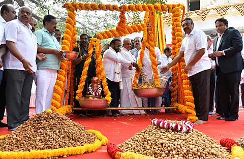 ಕಡಲೆಕಾಯಿ ಪರಿಷೆಗೆ ಕಂಚಿನ ಬಸವಣ್ಣನ ತುಲಾಭಾರ ಮಾಡುವ ಮೂಲಕ ಕಡಲೆಕಾಯಿ ಪರಿಷೆಗೆ ಚಾಲನೆ ನೀಡಲಾಯಿತು. 