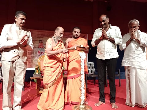 ಉಡುಪಿಯ ಗೀತಾಮಂದಿರದ ನೃಸಿಂಹ ಸಭಾಂಗಣದಲ್ಲಿ 'ಪುತ್ತಿಗೆ ಸುಗುಣ ಶಿಬಿರ'ವನ್ನು ಸುಗುಣೇಂದ್ರ ಶ್ರೀ ಉದ್ಘಾಟಿಸಿದರು. ಸುಶ್ರೀಂದ್ರ ಶ್ರೀ, ಶ್ರೀನಿವಾಸ್​ ರಾವ್​, ವಾಸುದೇವ್​ ಶೆಟ್ಟಿ ಇದ್ದರು.