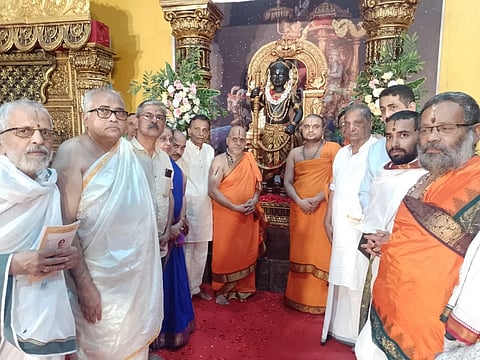 ಉಡುಪಿ ರಾಜಾಂಗಣದಲ್ಲಿ ಆಯೋಜಿಸಿದ್ದ ಸುಗುಣಮಾಲಾ ಪತ್ರಿಕೆಯ ವಾರ್ಷಿಕೋತ್ಸವವನ್ನು ಸುಗುಂಣೇಂದ್ರ ಶ್ರೀ ಹಾಗೂ ಸುಶ್ರೀಂದ್ರ ಶ್ರೀ ಉದ್ಘಾಟಿಸಿದರು. ಪ್ರಸನ್ನ ಆಚಾರ್ಯ, ಡಾ. ರಾಘವೇಂದ್ರ ರಾವ್​, ಶ್ರೀವತ್ಸ ಕೆಂಬಾಲೂರು, ಡಾ. ಎ.ವಿ. ಪಂಚಮುಖಿ, ಭುವನಾಭಿರಾಮ್​, ಬಿಂದುಮಾಧವಾಚಾರ್ಯ ನಾಗಸಂಪಿಗೆ ಇತರರಿದ್ದರು.