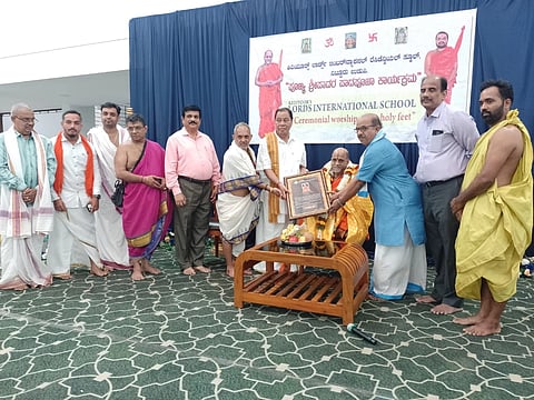 ಉಡುಪಿಯ ಕಿದಿಯೂರ್ಸ್​ ಲಾರ್ಡ್ಸ್​ ಇಂಟರ್​ನ್ಯಾಷನಲ್​ ರೆಸಿಡೆನ್ಶಿಯಲ್​ ಸ್ಕೂಲ್​ನಲ್ಲಿ ಸುಗುಣೇಂದ್ರ ಶ್ರೀಗಳ ಪಾದಪೂಜೆ ನೆರವೇರಿಸಿ, ಶ್ರೀಗಳಿಗೆ ಅಭಿನಂದನಾ ಪತ್ರ ನೀಡಲಾಯಿತು. ಭುವನೇಂದ್ರ ಕಿದಿಯೂರು, ನಾಗರಾಜ್​ ಆಚಾರ್ಯ, ದಿನಕರ್​, ರತೀಶ್​ ತಂತ್ರಿ, ವಿಕಾಸಕುಮಾರ್​ ಜೈನ್​, ಲಕ್ಷೀನಾರಾಯಣ ಉಪಾಧ್ಯ ಇದ್ದರು.