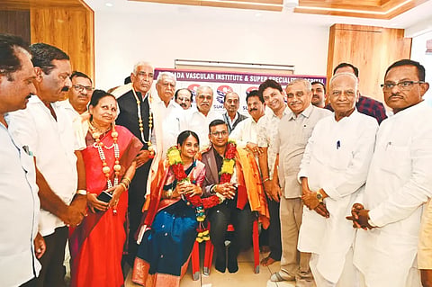 vascular ಹುಬ್ಬಳ್ಳಿಯಲ್ಲಿ ಭಾನುವಾರ ಸುಖದಾ ವ್ಯಾಸ್ಕುಲರ್​ ಹಾಗೂ ಸೂಪರ್​ ಸ್ಪೆಷಾಲಿಟಿ ಆಸ್ಪತ್ರೆ ಉದ್ಘಾಟನೆ ಸಮಾರಂಭದಲ್ಲಿ ಸಿಇಒ ಡಾ. ಚೇತನ ಹೊಸಕಟ್ಟಿ ಹಾಗೂ ಡಾ. ರಶ್ಮಿ ಹೊಸಕಟ್ಟಿ ಅವರನ್ನು ಸನ್ಮಾನಿಸಲಾಯಿತು. ವಿಆರ್​ಎಲ್​ ಸಮೂಹ ಸಂಸ್ಥೆಗಳ ಚೇರ್ಮನ್​ ಡಾ. ವಿಜಯ ಸಂಕೇಶ್ವರ, ಕೆಎಲ್​ಇ ನಿರ್ದೇಶಕ ಶಂಕರಣ್ಣ ಮುನವಳ್ಳಿ, ವೀರಣ್ಣ ಮಳಗಿ, ಬಸವರಾಜ ಯಕಲಾಸಪುರ, ಇತರರು ಇದ್ದರು.