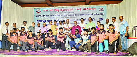 ಸುಳ್ಯದಲ್ಲಿ ನಡೆದ ರಾಜ್ಯಮಟ್ಟದ ವೇಯ್ಟ್ ಲಿಫ್ಟಿಂಗ್ ಚಾಂಪಿಯನ್‌ಷಿಪ್ ಸಮಾರೋಪ ಸಮಾರಂಭದಲ್ಲಿ ವಿಜೇತರಾದ ಪುರುಷರ ತಂಡಕ್ಕೆ ಬಹುಮಾನ ವಿತರಿಸಲಾಯಿತು.