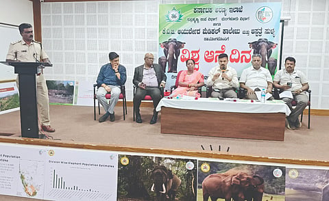  ಕೆವಿಜಿ ಕಾಲೇಜಿನಲ್ಲಿ ನಡೆದ ಅರಣ್ಯ ಇಲಾಖೆ ಮತ್ತು ಕೃಷಿಕರ ಸಂವಾದ ಕಾರ್ಯಕ್ರಮದಲ್ಲಿ ಉಪ ಅರಣ್ಯ ಸಂರಕ್ಷಣಾಧಿಕಾರಿ ರವಿಶಂಕರ್ ಮಾತನಾಡಿದರು. ಶಾಸಕಿ ಭಾಗೀರಥಿ ಮುರುಳ್ಯ, ವಲಯ ಅರಣ್ಯಾಧಿಕಾರಿ ಎನ್.ಮಂಜುನಾಥ್, ಸುಳ್ಯ ನಗರ ಯೋಜನಾ ಪ್ರಾಧಿಕಾರ ಅಧ್ಯಕ್ಷ ಕೆ.ಎಂ.ಮುಸ್ತಫ ಮೊದಲಾವರಿದ್ದರು.