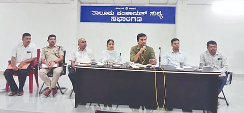 ಸುಳ್ಯ ತಾಲೂಕುಮಟ್ಟದ ಎಸ್ಸಿ-ಎಸ್ಟಿ  ಕುಂದುಕೊರತೆ ವಿಶೇಷ ಸಭೆಯಲ್ಲಿ ಜಿಲ್ಲಾಧಿಕಾರಿ ದರ್ಶನ್ ಎಚ್.ವಿ. ಮಾತನಾಡಿದರು. ಪ್ರೊಬೆಷನರಿ ಐಎಎಸ್ ಅಧಿಕಾರಿ ಅರ್ಜಿತ್ ಪರಾಗ್ ಡೊಂಗ್ರೆ, ತಹಸೀಲ್ದಾರ್ ಮಂಜುಳಾ, ಎಸಿಎಫ್ ಪ್ರಶಾಂತ್ ಕುಮಾರ್ ಪೈ ಮೊದಲಾದವರಿದ್ದರು.  