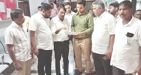  ಸುಳ್ಯ ನಗರದ ಸಮಸ್ಯೆಗಳಿಗೆ ಪರಿಹಾರ ಒದಗಿಸಲು ದ.ಕ. ಜಿಲ್ಲಾಧಿಕಾರಿ ದರ್ಶನ್ ಎಚ್.ವಿ. ಅವರಿಗೆ ನಗರ ಕಾಂಗ್ರೆಸ್ ನಿಯೋಗ ಮನವಿ ಸಲ್ಲಿಸಿತು. ಎಂ.ಜೆ.ಶಶಿಧರ್, ಕೆ.ಎಂ.ಮುಸ್ತಫ, ಶಾಹುಲ್ ಹಮೀದ್ ಕುತ್ತಮೊಟ್ಟೆ, ಧರ್ಮಪಾಲ ಕೊಯಿಂಗಾಜೆ ಮತ್ತಿತರರು ಇದ್ದರು.  