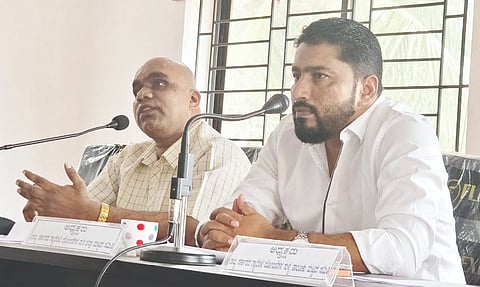  ಸುಳ್ಯ ತಾಲೂಕು ಗ್ಯಾರಂಟಿ ಅನುಷ್ಠಾನ ಸಮಿತಿ ಸಭೆಯಲ್ಲಿ ಅಧ್ಯಕ್ಷ ಶಾಹುಲ್ ಹಮೀದ್ ಕುತ್ತಮೊಟ್ಟೆ, ಸುಳ್ಯ ಮೆಸ್ಕಾಂ ಎಇಇ ಹರೀಶ್ ನಾಯ್ಕ, ಸುಬ್ರಹ್ಮಣ್ಯ ಮೆಸ್ಕಾಂ ಎಇಇ ಸತೀಶ್ ಸಫಲ್ಯ ಮೊದಲಾದವರಿದ್ದರು.  