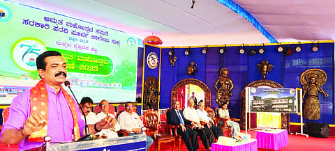  ಸುಳ್ಯ ಸರ್ಕಾರಿ ಪದವಿಪೂರ್ವ ಕಾಲೇಜಿನ ಅಮೃತ ಮಹೋತ್ಸವ ಸಮಾರೋಪದಲ್ಲಿ ವಾಗ್ಮಿ ಎನ್.ಆರ್.ದಾಮೋದರ ಶರ್ಮ ದಿಕ್ಸೂಚಿ ಭಾಷಣ ಮಾಡಿದರು.