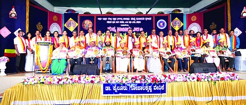  ಸುಳ್ಯ ತಾಲೂಕು ಕನ್ನಡ ಸಾಹಿತ್ಯ ಸಮ್ಮೇಳನ ಸಮಾರೋಪ ಸಮಾರಂಭದಲ್ಲಿ ‘ವಿಜಯವಾಣಿ’ಯ ಹಿರಿಯ ವರದಿಗಾರ ಹರೀಶ್ ಮೋಟುಕಾನ ಸಹಿತ ಸಾಧಕರಿಗೆ ಕನ್ನಡ ಕಸ್ತೂರಿ ಸನ್ಮಾನ ನೀಡಿ ಗೌರವಿಸಲಾಯಿತು.