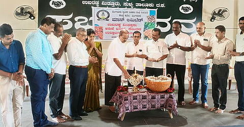 ಸುಳ್ಯ ತಾಲೂಕಿನ ಉಬರಡ್ಕದಲ್ಲಿ ಮಾಸ್ ಅಡಕೆ ಖರೀದಿ ಕೇಂದ್ರವನ್ನು ಮಾಸ್ ಅಧ್ಯಕ್ಷ ಕೆ.ಸೀತಾರಾಮ ರೈ ಸವಣೂರು ಉದ್ಘಾಟಿಸಿದರು. 
