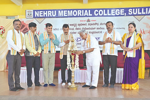  ಕನ್ನಡ ಅಭಿವೃದ್ಧಿ ಪ್ರಾಧಿಕಾರದ ವಿಚಾರಗೋಷ್ಠಿಯನ್ನು ಡಾ.ಪುರುಷೋತ್ತಮ ಬಿಳಿಮಲೆ ಉದ್ಘಾಟಿಸಿದರು. ಕಾಲೇಜಿನ ಹಳೇ ವಿದ್ಯಾರ್ಥಿ ಸಂಘದ ಅಧ್ಯಕ್ಷ ಕೆ.ಟಿ.ವಿಶ್ವನಾಥ್, ಕನ್ನಡ ಅಭಿವೃದ್ಧಿ ಪ್ರಾಧಿಕಾರದ ಕಾರ್ಯದರ್ಶಿ ಡಾ.ಸಂತೋಷ್ ಹಾನಗಲ್ಲ ಮೊದಲಾದವರಿದ್ದರು.