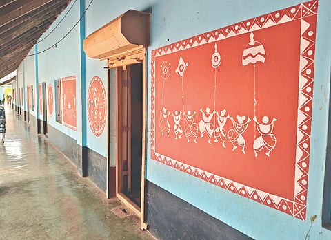  ವರ್ಲಿ ಚಿತ್ರ ಬಿಡಿಸಿದ ವಿದ್ಯಾರ್ಥಿಗಳ ಜತೆ ಎನ್‌ಎಸ್‌ಎಸ್ ಶಿಬಿರಾಧಿಕಾರಿಗಳಾದ ಕಿಶೋರ್ ಕುಮಾರ್, ಡಾ.ಮೋನಿಷಾ, ಮುಖ್ಯಶಿಕ್ಷಕಿ ಮಂಜುಳಾ ಅತ್ಯಾಡಿ, ಎಸ್‌ಡಿಎಂಸಿ ಅಧ್ಯಕ್ಷ ಸುರೇಶ್ ಕಣೆಮರಡ್ಕ ಮತ್ತಿತರರು.  