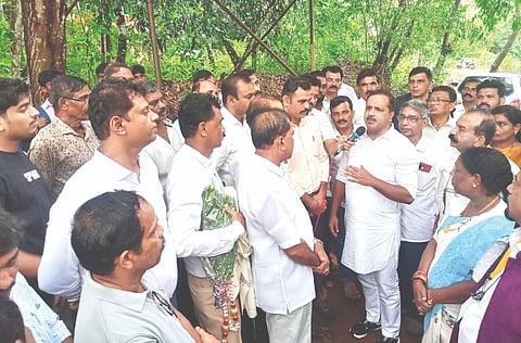  ಸುಳ್ಯದ ಜಟ್ಟಿಪಳ್ಳ ಕೊಡಿಯಾಲಬೈಲು ರಸ್ತೆ ಅಭಿವೃದ್ಧಿಗೆ ದ.ಕ. ಜಿಲ್ಲಾ ಉಸ್ತುವಾರಿ ಸಚಿವ ಯು.ಟಿ.ಖಾದರ್ ಗುದ್ದಲಿ ಪೂಜೆ ನೆರವೇರಿಸಿ ಮಾತನಾಡಿದರು. ಶಾಸಕಿ ಭಾಗೀರಥಿ ಮುರುಳ್ಯ, ಟಿ.ಎಂ.ಶಹೀದ್ ತೆಕ್ಕಿಲ್ ಮೊದಲಾದವರಿದ್ದರು.  