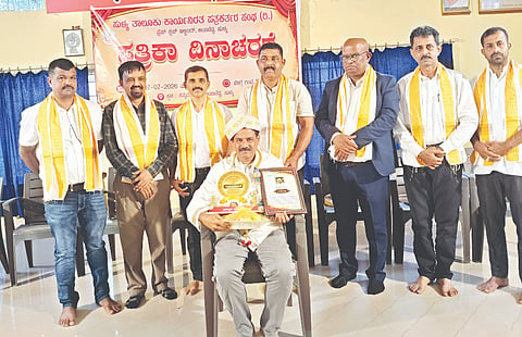ಸುಳ್ಯದಲ್ಲಿ ಪತ್ರಿಕಾ ದಿನಾಚರಣೆ ಕಾರ್ಯಕ್ರಮದಲ್ಲಿ ಡಾ.ಸುಂದರ ಕೇನಾಜೆ ಅವರನ್ನು ಸನ್ಮಾನಿಸಲಾಯಿತು. ಡಾ.ಪ್ರಭಾತ್ ಬಲ್ನಾಡು, ಕೆವಿಜಿ ಆಯುರ್ವೇದ ಕಾಲೇಜಿನ ಪ್ರಾಂಶುಪಾಲ ಡಾ.ಡಿ.ವಿ.ಲೀಲಾಧರ್ ಮೊದಲಾದವರಿದ್ದರು.  