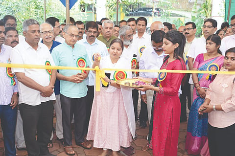 ಸುಳ್ಯದಲ್ಲಿ ಹಲಸು-ಮಾವು ಮೇಳ ಸ್ಟಾಲ್‌ಗಳನ್ನು ತಹಸೀಲ್ದಾರ್ ಮಂಜುಳಾ ಎಂ. ಉದ್ಘಾಟಿಸಿದರು. ಅಡಿಕೆ ಪತ್ರಿಕೆಯ ಕಾರ್ಯನಿರ್ವಾಹಕ ಸಂಪಾದಕ ಶ್ರೀಪಡ್ರೆ, ಡಾ.ಯು.ಪಿ.ಶಿವಾನಂದ ಮೊದಲಾದವರಿದ್ದರು.