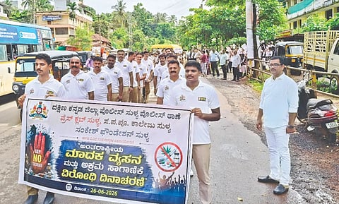  ಸುಳ್ಯದಲ್ಲಿ ಅಂತಾರಾಷ್ಟ್ರೀಯ ಮಾದಕ ವ್ಯಸನ ಮತ್ತು ಅಕ್ರಮ ಸಾಗಾಣಿಕೆ ವಿರೋಧಿ ದಿನ ಅಂಗವಾಗಿ ಜಾಗೃತಿ ಜಾಥಾ ನಡೆಯಿತು.