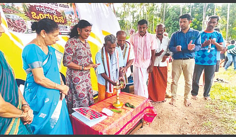  ಅರಂಬೂರು ಘಟಕ ಗೌಡ ಸಮಿತಿಯಿಂದ ನಡೆದ ಗದ್ದೆಯಲ್ಲಿ ಒಂದು ದಿನ ಕಾರ್ಯಕ್ರಮವನ್ನು  ಕೃಷಿಕ ಅಪ್ಪಯ್ಯ ಗೌಡ ಪಡ್ಪು ಉದ್ಘಾಟಿಸಿದರು. ಡಾ.ಅನುರಾಧಾ ಕುರುಂಜಿ, ಹುಕ್ರಪ್ಪ ನೆಡ್ಚಿಲು, ಪದ್ಮಯ ಗೌಡ, ಮನೋಹರ ಅರಂಬೂರು ಮೊದಲಾದವರಿದ್ದರು.