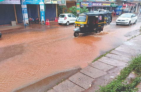  ಸುಳ್ಯ ನಗರದ ರಥಬೀದಿಯಲ್ಲಿ ಮಳೆ ನೀರು ರಸ್ತೆಯಲ್ಲಿಯೇ ಹರಿಯುತ್ತಿರುವುದು.