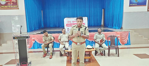  ಸುಳ್ಯದಲ್ಲಿ ಪೊಲೀಸ್ ಇಲಾಖೆಯ ಸಾರ್ವಜನಿಕ ಜನಸಂಪರ್ಕ ಸಭೆಯಲ್ಲಿ ದ.ಕ.ಜಿಲ್ಲಾ ಹೆಚ್ಚುವರಿ ಪೊಲೀಸ್ ಅಧೀಕ್ಷಕ ಅನಿಲ್ ಕುಮಾರ್ ಭೂಮರೆಡ್ಡಿ ಮಾತನಾಡಿದರು. ಸುಳ್ಯ ವೃತ್ತ ನಿರೀಕ್ಷಕ ತಿಮ್ಮಪ್ಪ ನಾಯ್ಕ, ಎಸ್‌ಐ ಸಂತೋಷ್ ಕುಮಾರ್ ಬಿ.ಪಿ., ಪ್ರೊಬೆಷನರಿ ಎಸ್‌ಐ ಬಿ.ಜಿ.ಕೃಷ್ಣ ಉಪಸ್ಥಿತರಿದ್ದರು.   