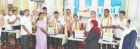 ಟೈಲರ್ಸ್‌ ಡೇ ಆಚರಣೆ ಕಾರ್ಯಕ್ರಮದಲ್ಲಿ ಶಾಸಕಿ ಭಾಗೀರಥಿ ಮುರುಳ್ಯ ಫಲಾನುಭವಿಗಳಿಗೆ ಹೊಲಿಗೆ ಯಂತ್ರ ವಿತರಿಸಿದರು. ಪಿ.ಬಿ.ಸುಧಾಕರ ರೈ, ರವೀಂದ್ರ ಡಿ. ಇತರರು ಇದ್ದರು.