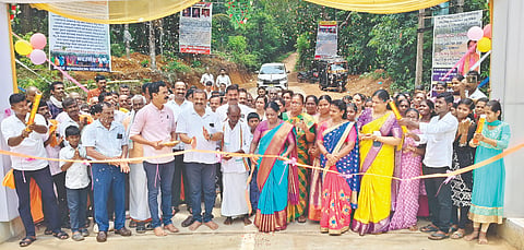  ಸುಳ್ಯ ತಾಲೂಕಿನ ಅರಂತೋಡು ಗ್ರಾಮದ ಅರಮನೆಗಯ ಸಂಪರ್ಕ ಸೇತುವೆಯನ್ನು ಶಾಸಕಿ ಭಾಗೀರಥಿ ಮುರುಳ್ಯ ಉದ್ಘಾಟಿಸಿದರು. ಹರೀಶ್ ಕಂಜಿಪಿಲಿ, ಪುಷ್ಪಾ ಮೇದಪ್ಪ, ಗೀತಾ ಹೊಸೊಳಿಕೆ, ಸಂತೋಷ್ ಕುತ್ತಮೊಟ್ಟೆ ಮತ್ತಿತರರಿದ್ದರು.