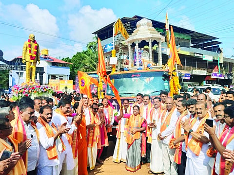 ಸುಳ್ಯದಿಂದ ಸುಬ್ರಹ್ಮಣ್ಯಕ್ಕೆ ಹೊರಟ ಬೆಳ್ಳಿ ರಥ ಯಾತ್ರೆ ಮೆರವಣಿಗೆಗೆ ಶಾಸಕಿ ಭಾಗೀರಥಿ ಮುರುಳ್ಯ, ಮಾಜಿ ಸಂಸದ ನಳಿನ್ ಕುಮಾರ್ ಕಟೀಲ್ ಚಾಲನೆ ನೀಡಿದರು.