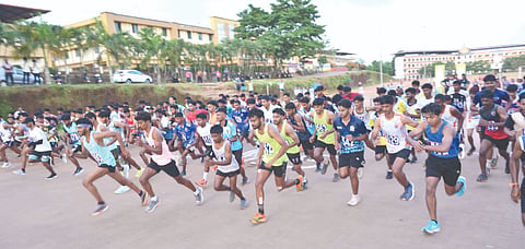  ಸುಳ್ಯದ ನೆಹರೂ ಸ್ಮಾರಕ ಕಾಲೇಜಿನಲ್ಲಿ ಶನಿವಾರ ನಡೆದ ಮಂಗಳೂರು ವಿವಿ ಮಟ್ಟದ ಅಂತರ್ ಕಾಲೇಜು ಗುಡ್ಡಗಾಡು ಓಟ ಸ್ಪರ್ಧೆಯಲ್ಲಿ ಭಾಗವಹಿಸಿದ್ದ ಸ್ಪರ್ಧಿಗಳು.    