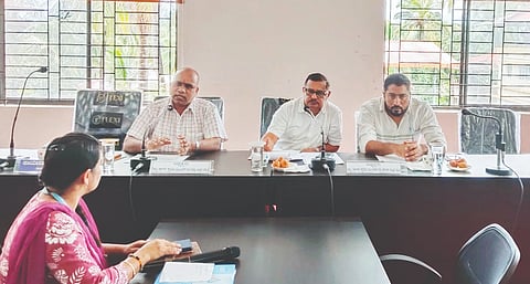 ಸುಳ್ಯ ತಾಲೂಕು ಗ್ಯಾರಂಟಿ ಅನುಷ್ಠಾನ ಸಮಿತಿ ಸಭೆಯಲ್ಲಿ ಗ್ಯಾರಂಟಿ ಅನುಷ್ಠಾನ ಸಮಿತಿ ಜಿಲ್ಲಾಧ್ಯಕ್ಷ ಭರತ್ ಮುಂಡೋಡಿ ಮಾತನಾಡಿದರು. ಶಾಹುಲ್ ಹಮೀದ್ ಕುತ್ತಮೊಟ್ಟೆ, ರಾಜಣ್ಣ ಉಪಸ್ಥಿತರಿದ್ದರು.  