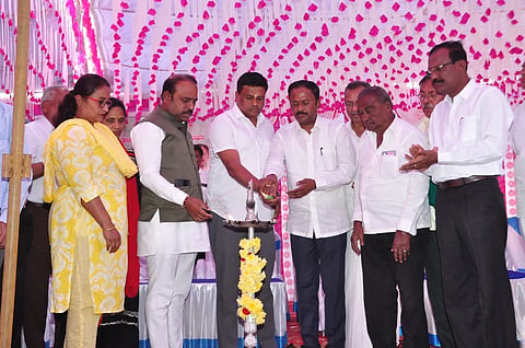 ಕೆ.ಎಂ.ದೊಡ್ಡಿ ಹೋಬಳಿ ಅಂಬರಹಳ್ಳಿ-ಮುಟ್ಟನಹಳ್ಳಿ ಗ್ರಾಮದ ಸಮೀಪದ ಸೂಳೆಕೆರೆ ಅಭಿವೃದ್ಧಿ ಕಾಮಗಾರಿಗೆ ಶಾಸಕ ಕೆ.ಎಂ.ಉದಯ್ ಚಾಲನೆ ನೀಡಿದರು.