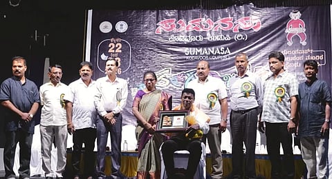ಉಡುಪಿಯಲ್ಲಿ ಆಯೋಜಿಸಿದ್ದ ರಂಗಹಬ್ಬದಲ್ಲಿ ಕೃಷ್ಣ ವಿ. ಸುವರ್ಣ ಅವರಿಗೆ 'ರಂಗಸಾಧಕ' ಪ್ರಶಸ್ತಿ ನೀಡಲಾಯಿತು. ಡಾ. ಸುನೀತಾ ವಿ., ಯು. ಮೋಹನ್​ ಉಪಾಧ್ಯಾಯ, ಆನಂದ್​ ಪಿ. ಸುವರ್ಣ, ಸದಾನಂದ ಸಾಲ್ಯಾನ್​, ಸುರೇಶ್​ ಬಿ. ಕರ್ಕೇರ, ರತ್ನಾಕರ್​ ಅಮೀನ್​, ಮನೋಜಕುಮಾರ್​, ಪ್ರಕಾಶ್​ ಕೊಡವೂರು ಎಂ.ಎಸ್​. ಭಟ್​ ಇದ್ದರು.