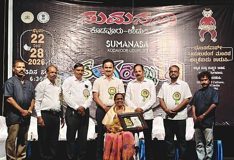 ಉಡುಪಿಯಲ್ಲಿ ಸುಮನಸಾ ಕೊಡವೂರು ಸಾಂಸ್ಕೃತಿಕ ಸಂಘಟನೆ ಆಯೋಜಿಸಿದ್ದ ರಂಗಹಬ್ಬದಲ್ಲಿ ಕುಸುಮಾ ಕಾಮತ್​ ಅವರಿಗೆ 'ರಂಗ ಸಾಧಕಿ' ಪ್ರಶಸ್ತಿ ನೀಡಲಾಯಿತು. ಹರಿಪ್ರಸಾದ್​ ರೈ, ದಿವಾಕರ್​ ಶೆಟ್ಟಿ, ಅಧ್ಯಕ್ಷ ದಿನೇಶ್​ ಸಾಲಿಯಾನ್​, ಪ್ರಭಾಕರ್​ ತಿಂಗಳಾಯ, ಹರೀಶ್​ ಪೂಜಾರಿ, ರಾಮಚಂದ್ರ ಪೂಜಾರಿ, ಪ್ರಕಾಶ್​ ಜಿ. ಕೊಡವೂರು, ವಿನಯ್​ ಕಲ್ಮಾಡಿ ಇದ್ದರು.