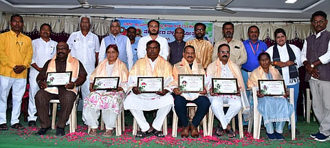 ಕಲಬುರಗಿ ಕನ್ನಡ ಭವನದಲ್ಲಿ ಗುರುವಾರ ನಡೆದ ನಿಸರ್ಗ ಗ್ರಾಮೀಣಾಭಿವೃದ್ಧಿ ಸೇವಾ ಸಂಸ್ಥೆಯ ಬೆಳ್ಳಿ ಹಬ್ಬ ಮಹೋತ್ಸವದಲ್ಲಿ ಹಲವರಿಗೆ ಪ್ರಶಸ್ತಿ ನೀಡಿ ಗೌರವಿಸಲಾಯಿತು. ಸುರೇಶ ಬಡಿಗೇರ್​, ಧೂಳಪ್ಪ ದ್ಯಾಮನಕರ್​, ಅಭಿಷೇಕ ಅಲ್ಲಮಪ್ರಭು ಪಾಟೀಲ, ಪವನಕುಮಾರ ವಳಕೇರಿ, ಎಸ್​.ವಿ.ಪಸಾರ, ರವಿಚಂದ್ರ ಗುತ್ತೇದಾರ, ಜೈಭೀಮ ದೊಡ್ಡಮನಿ, ಮಾಲಾ ಕಣ್ಣಿ ಇತರರಿದ್ದರು.
