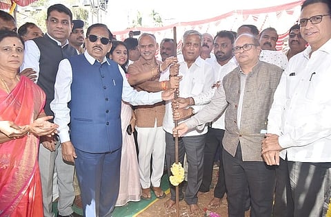 ತುಮಕೂರು ತಾಲೂಕು ಹೆಗ್ಗೆರೆ ಲೆವೆಲ್​ ಕ್ರಾಸಿಂಗ್​ ಬಳಿ ರಸ್ತೆ ಮೇಲ್ಸೇತುವೆ ನಿರ್ಮಾಣ ಕಾಮಗಾರಿ ಶಂಕುಸ್ಥಾಪನೆ ಸಮಾರಂಭವನ್ನು ಕೇಂದ್ರ ಸಚಿವ ವಿ.ಸೋಮಣ್ಣ ಉದ್ಘಾಟಿಸಿದರು.