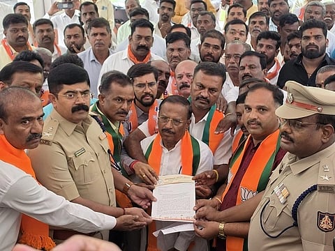 ಗ್ರಾಮಾಂತರ ಬಿಜೆಪಿ ಶಾಸಕ ಸುರೇಶಗೌಡ ವಿರುದ್ಧ ಸುಳ್ಳು ಪೋಸ್ಟರ್​ ಅನ್ನು ಸಾಮಾಜಿಕ ಜಾಲತಾಣಗಳಲ್ಲಿ ಹಂಚಿಕೊಂಡಿರುವ ಕಿಡಿಗೇಡಿಗಳ ವಿರುದ್ಧ ಕ್ರಮಕ್ಕೆ ಆಗ್ರಹಿಸಿ ಗ್ರಾಮಾಂತರ ಬಿಜೆಪಿ ಟಕದ ನೇತೃತ್ವದಲ್ಲಿ ತುಮಕೂರು ಎಸ್ಪಿ ಕಚೇರಿ ಮುಂಭಾಗ ಪ್ರತಿಭಟಿಸಿ ಎಎಸ್ಪಿಗಳಾದ ಪುರುಷೋತ್ತಮ್​, ಗೋಪಾಲ್​ಗೆ ದೂರು ನೀಡಲಾಯಿತು.