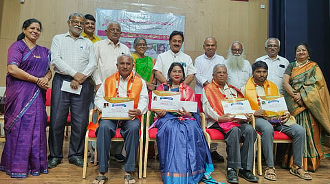 ಸ್ವಾಭಿಮಾನಿ ಕರ್ನಾಟಕ ವೇದಿಕೆ ಶೇಷಾದ್ರಿಪುರಂ ಕಾಲೇಜಿನಲ್ಲಿ ಆಯೋಜಿಸಿದ್ದ ಸಮಾರಂಭದಲ್ಲಿ ವಿವಿಧ ಗಣ್ಯರಿಗೆ ಸ್ವಾಭಿಮಾನಿ ಪುಸ್ತಕ ಪ್ರಶಸ್ತಿ ಪ್ರದಾನ ಮಾಡಲಾಯಿತು. ಪ್ರೊ.ಎಸ್.ಜಿ.ಸಿದ್ದರಾಮಯ್ಯ, ನಾಡೋಜ ವೂಡೇ ಪಿ.ಕೃಷ್ಣ, ದ್ವಾರನಕುಂಟೆ ಪಾತಣ್ಣ ಮತ್ತಿತರರಿದ್ದರು. 