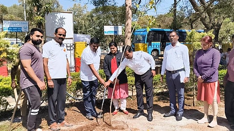 ಮಂಡ್ಯ ನಗರದ ಡಾ.ಶಿವಕುಮಾರ ಮಹಾಸ್ವಾಮೀಜಿ ಉದ್ಯಾನದಲ್ಲಿ ಜಿಲ್ಲಾಧಿಕಾರಿ ಡಾ.ಕುಮಾರ ಗಿಡ ನೆಟ್ಟು ನೀರೆರೆದರು. 