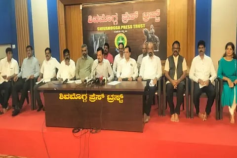 ರಾಜ್ಯ ಸರ್ಕಾರಿ ನೌಕರರ ಸಂಘದ ಅಧ್ಯಕ್ಷ ಸಿ.ಎಸ್.ಷಡಾಕ್ಷರಿ ಮಾತನಾಡಿದರು. ಜಿ.ಆರ್.ರಾಘವೇಂದ್ರ ಸ್ವಾಮಿ,ಎನ್.ಮಂಜುನಾಥ್, ಕೆ.ಪಿ.ಶ್ರೀಪಾಲ್, ಡಾ. ಎ.ಸತೀಶ್‌ಕುಮಾರ್ ಶೆಟ್ಟಿ, ಬಳ್ಳೇಕೆರೆ ಸಂತೋಷ್, ಮಂಜುನಾಥ್, ಸಮನ್ವಯ ಕಾಶಿ, ಸುರೇಖಾ ಹೆಗಡೆ, ಬಿ.ಗೋಪಿನಾಥ್, ವಸಂತ್ ಹೋಬಳಿದಾರ್ ಸುದ್ದಿಗೋಷ್ಠಿಯಲ್ಲಿದ್ದರು.