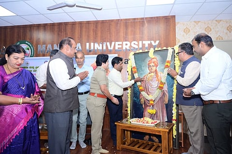 ಮಂಡ್ಯ ವಿಶ್ವವಿದ್ಯಾಲಯದಲ್ಲಿ ಆಯೋಜಿಸಿದ್ದ ರಾಷ್ಟ್ರೀಯ ಯುವ ದಿನಾಚರಣೆಯಲ್ಲಿ ಸ್ವಾಮಿ ವಿವೇಕಾನಂದರ ಭಾವಚಿತ್ರಕ್ಕೆ ಗಣ್ಯರು ಪುಷ್ಪಾರ್ಚನೆ ಸಲ್ಲಿಸಿದರು.