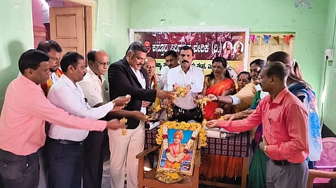 ಮಂಡ್ಯದ ಹಳೇಪೇಟೆ ಬೀದಿಯ ಸರ್ಕಾರಿ ಹಿರಿಯ ಪ್ರಾಥಮಿಕ ಶಾಲೆಯಲ್ಲಿ ಆಯೋಜಿಸಿದ್ದ ಸಮಾರಂಭದಲ್ಲಿ ಸ್ವಾಮಿ ವಿವೇಕಾನಂದ ಅವರ ಭಾವಚಿತ್ರಕ್ಕೆ ಗಣ್ಯರು ಪುಷ್ಪಾರ್ಚನೆ ಸಲ್ಲಿಸಿದರು. 