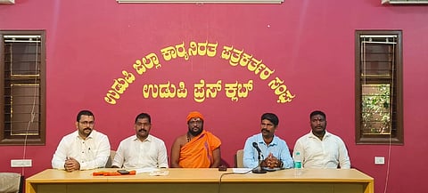 ಉಡುಪಿಯ ಜಿಲ್ಲಾ ಪತ್ರಿಕಾ ಭವನದಲ್ಲಿ ಶ್ರೀ ಸಾಯಿ ಈಶ್ವರ ಗುರೂಜಿ ಮಾತನಾಡಿದರು. ವಿಜಯ್​ ಕೊಡವೂರು, ಗಜೇಂದ್ರ ಎಸ್​. ಬೇಲೆಮನೆ, ನಾಗರಾಜ್​ ಬೈಂದೂರು, ರಾಘವೇಂದ್ರ ಪ್ರಭು ಕರ್ವಾಲು ಇದ್ದರು.