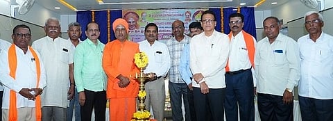  ತುಮಕೂರಿನ ಗೋಕುಲ ಬಡಾವಣೆಯಲ್ಲಿ ಹಮ್ಮಿಕೊಂಡಿದ್ದ ಬಸವ ಜಯಂತಿ ಹಾಗು ಶ್ರೀ ಶಿವಕುಮಾರಸ್ವಾಮಿಗಳ 119ನೇ ಜಯಂತಿ ಕಾರ್ಯಕ್ರಮವನ್ನು ಜಿ.ಬಿ. ಜ್ಯೋತಿಗಣೇಶ್​ ಉದ್ಘಾಟಿಸಿದರು. ಶ್ರೀ ಬಸವಲಿಂಗ ಸ್ವಾಮೀಜಿ, ಜಯವಿಭವಸ್ವಾಮಿ, ಕೆ.ಎಸ್​. ಸಿದ್ಧಲಿಂಗಪ್ಪ, ಡಾ. ಡಿ.ಎನ್​. ಯೋಗೀಶ್ವರಪ್ಪ, ಪ್ರೊ. ಜೆ. ಗಂಗಾಧರ್​, ಎಂ.ಜಿ. ಸಿದ್ದಯರಾಮಯ್ಯ, ಕೆ.ಎಸ್​. ಉಮಾಮಹೇಶ್​, ಷಡಕ್ಷರಿ, ಪಿ.ಆರ್​. ಸೋಮಶೇಖರ್​ ಮತ್ತಿತರರು ಇದ್ದರು. 
