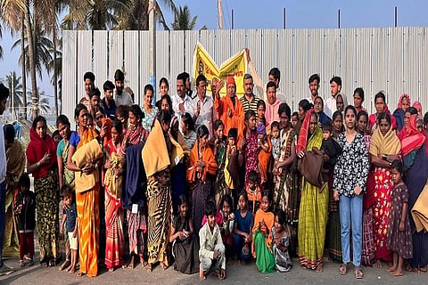 ತುಮಕೂರಿನಲ್ಲಿ ಕೂಲಿ ಕಾರ್ಮಿಕರಿಗೆ ಹೊದಿಕೆ ವಿತರಣೆ 