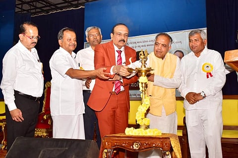 ಮಂಡ್ಯ ನಗರದ ಕಲಾಮಂದಿರದಲ್ಲಿ ಆಯೋಜಿಸಿದ್ದ ಸಾಯಿ ಸಂಗೀತೋತ್ಸವ ಕಾರ್ಯಕ್ರಮವನ್ನು ರಾಜೀವ್‌ಗಾಂಧಿ ಆರೋಗ್ಯ ವಿವಿ ಕುಲಪತಿ ಡಾ. ಭಗವಾನ್ ಉದ್ಘಾಟಿಸಿದರು. 