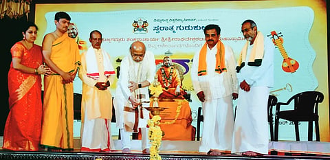 ಗೋಕರ್ಣದಲ್ಲಿ  ಎರಡುದಿನ ಆಯೋಜಿಸಲಾದ ಸ್ವರವರ್ಷ ವರ್ಧಂತ್ಯುತ್ಸವವನ್ನು ಪ್ರಸಿದ್ಧ ಹಿಂದುಸ್ತಾನಿ ಗಾಯಕ ಪಂ.ಪರಮೇಶ್ವರ ಹೆಗಡೆ ಉದ್ಘಾಟಿಸಿದರು.ಪಂ.ದತ್ತಾತ್ರೇಯ ಗಾಂವ್ಕರ್,ಡಾ.ಹರೀಶ ಹೆಗಡೆ,ಡಿ.ಡಿಶರ್ಮಾ,ಮಂಜುನಾಥ ಸುವರ್ಣಗದ್ದೆ,ಡಾ.ಜಿ.ಎಲ್. ಹೆಗಡೆ ಇತರರಿದ್ದರು.