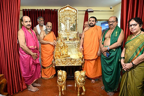 ಪಾರ್ಥ ಸಾರಥಿ ರಥಕ್ಕೆ ಚಿನ್ನದ ಹೊದಿಕೆ ಜೋಡಿಸುವ ಪ್ರಕ್ರಿಯೆಗೆ ಸುಗುಣೇಂದ್ರ ಶ್ರೀ ಚಾಲನೆ ನೀಡಿದರು. ಸುಶ್ರೀಂದ್ರ ಶ್ರೀ, ನಾಗರಾಜ ಆಚಾರ್ಯ, ಪ್ರಸನ್ನ ಆಚಾರ್ಯ, ಮುರಳೀಧರ್​ ಆಚಾರ್ಯ, ಗಂಜೀಫಾ ರಘುಪತಿ ಭಟ್​ ಇದ್ದರು.